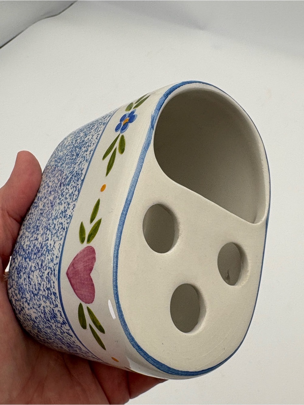 Hand-Painted Ceramic Toothbrush Holder with Heart and Floral Motif - Blue & Pink - Picture 13 of 14